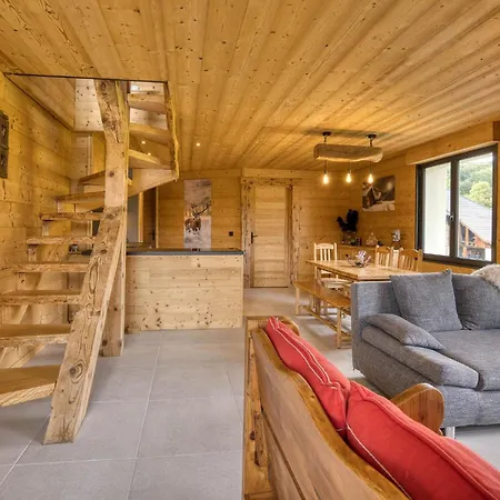 L'ecureuil: Spacious Chalet-style Duplex With Mountain Views