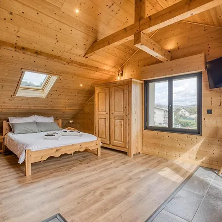 L'ecureuil: Spacious Chalet-style Duplex With Mountain Views